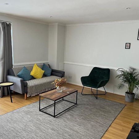 Lovely 2 Bedroom Apartment With Parking Space ロンドン エクステリア 写真