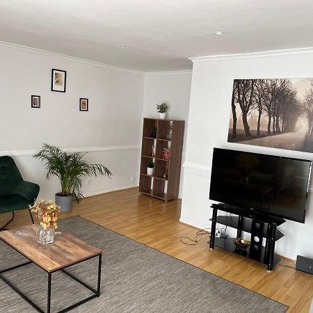 Lovely 2 Bedroom Apartment With Parking Space ロンドン エクステリア 写真