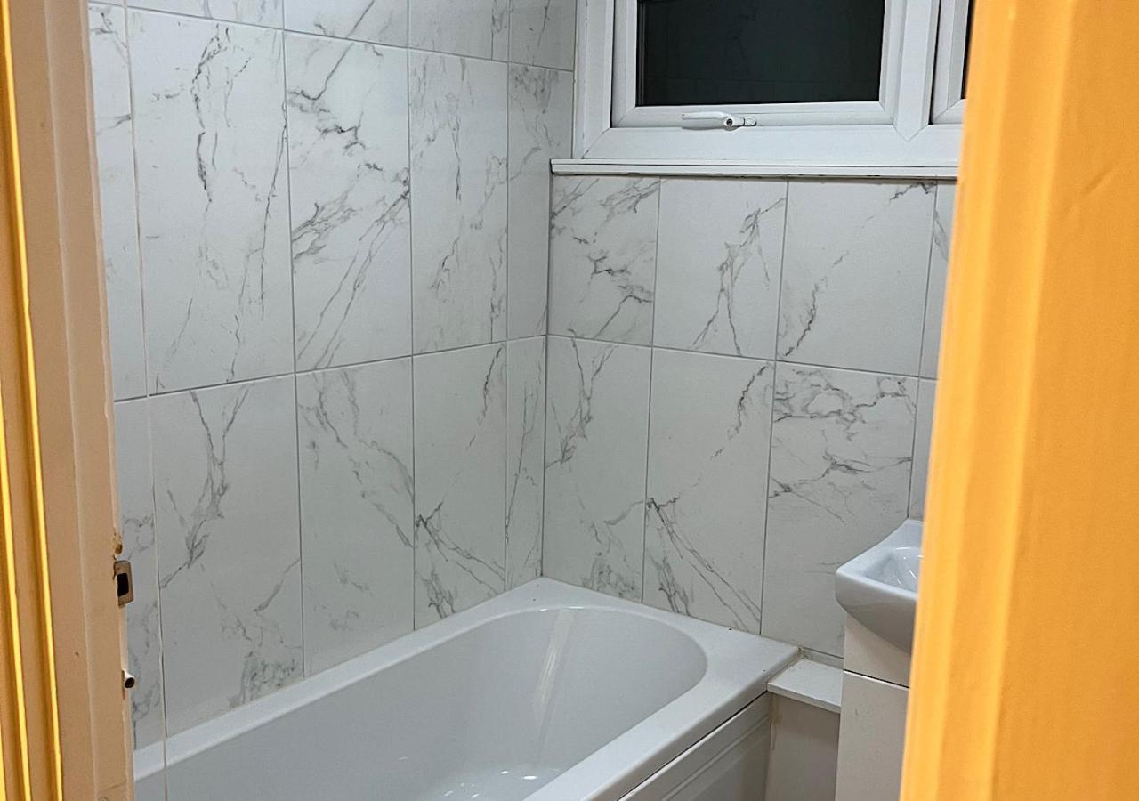 Lovely 2 Bedroom Apartment With Parking Space ロンドン エクステリア 写真